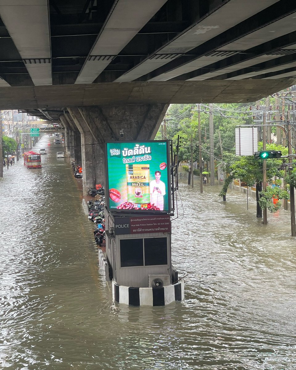 nantthah's tweet photo. หน้าราม และแยกรามคำแหง 24 เมื่อสายของวันนี้ #น้ำท่วม #กรุงเทพฯ https://t.co/iJCaXXoG5n
