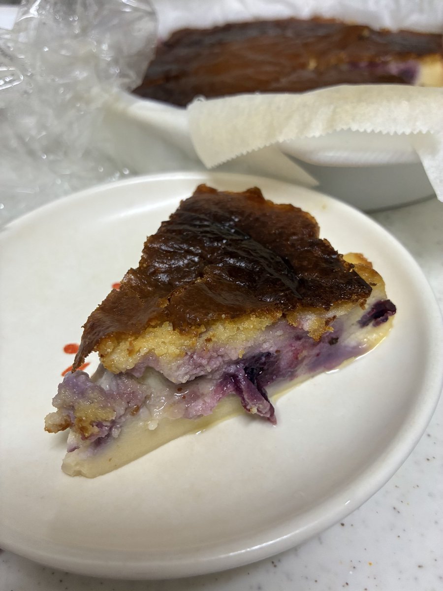 _nayu_tan's tweet photo. 自分で作ったベイクドチーズケーキにハマっていて、今月もう4回焼いてる
いただきもののブルーベリー入れてみました
雪印メグミルクのレシピを生クリーム→牛乳、砂糖を10g減らしたので、
1カット195calくらいです
#ベイクドチーズケーキ https://t.co/5NUi8QZE3K