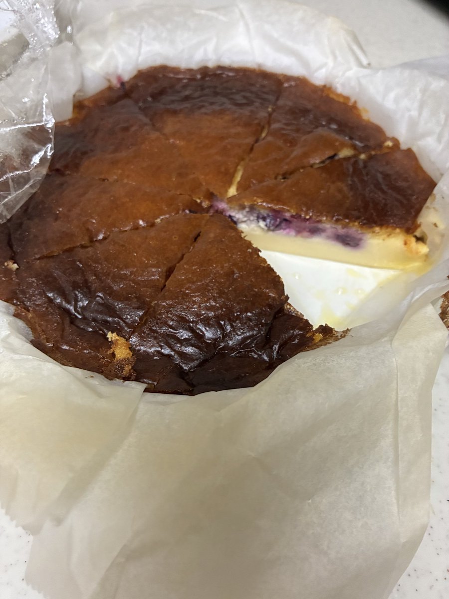 _nayu_tan's tweet photo. 自分で作ったベイクドチーズケーキにハマっていて、今月もう4回焼いてる
いただきもののブルーベリー入れてみました
雪印メグミルクのレシピを生クリーム→牛乳、砂糖を10g減らしたので、
1カット195calくらいです
#ベイクドチーズケーキ https://t.co/5NUi8QZE3K