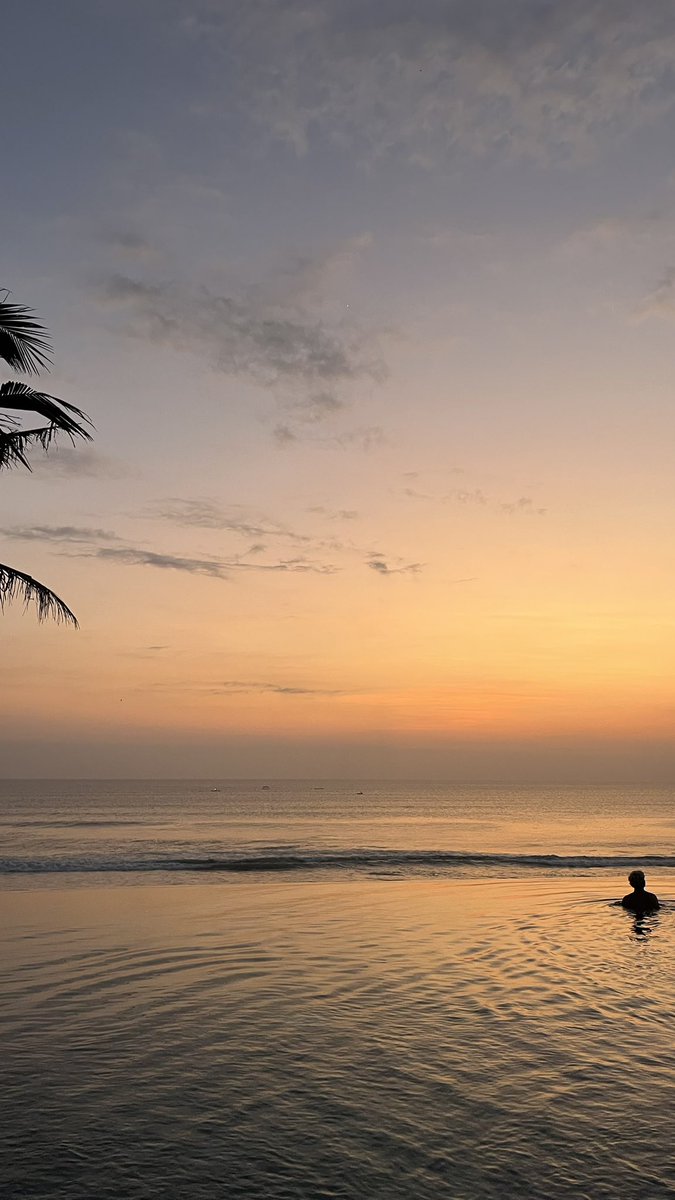 Innerthoughtflo's tweet photo. @alenieys Sunset soalnya low effort terus warnanya berubah sesuai cuaca. Hallo from Bali! https://t.co/djfqqC9rDA