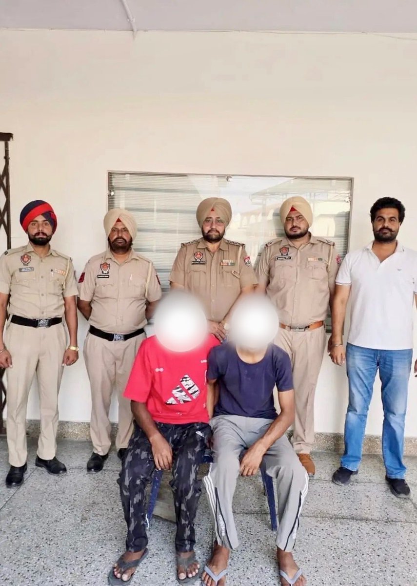 SangrurPolice's tweet photo. 🚨 Under the #YudhNashianVirudh campaign, #SangrurPolice arrested two individuals with the recovery of Heroin/Chitta from their possession.
👮♂️ Taking strict action against drug trafficking
💪 Our mission: a drug-free society
#ActionAgainstDrugs https://t.co/fym4q2tvcU