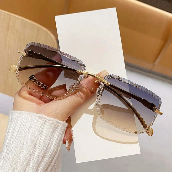 ManualDoiron's tweet photo. Elegance isn't just a style; it's an attitude! Step into the spotlight with CLEVI Paris's vintage rimless leopard sunglasses. Stylish and comfortable, they're perfect for brunch, the beach, or any outfit. Make a bold statement for just €15. 99. https://t.co/PlLGvjxkyO