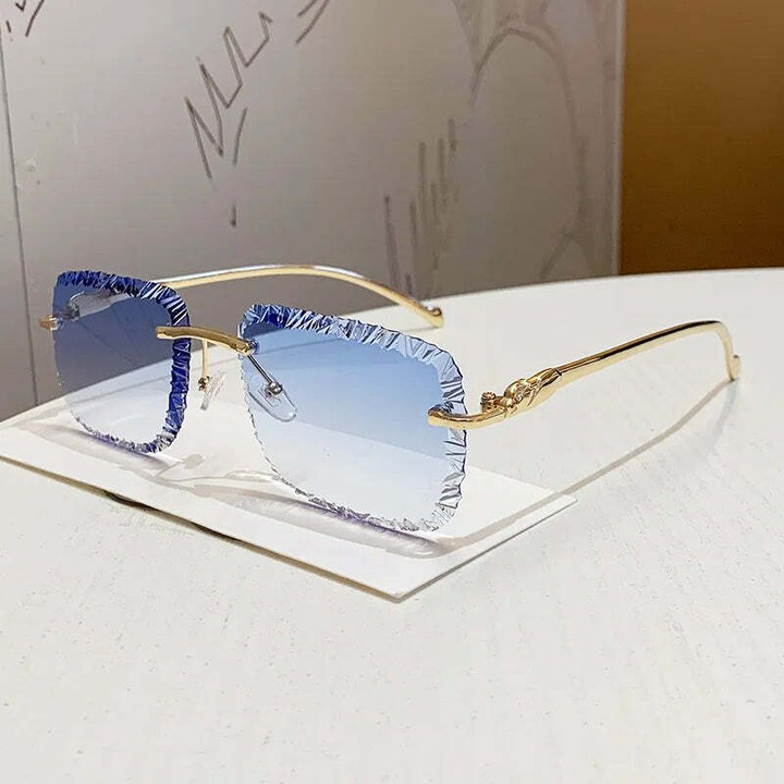 ManualDoiron's tweet photo. Elegance isn't just a style; it's an attitude! Step into the spotlight with CLEVI Paris's vintage rimless leopard sunglasses. Stylish and comfortable, they're perfect for brunch, the beach, or any outfit. Make a bold statement for just €15. 99. https://t.co/PlLGvjxkyO