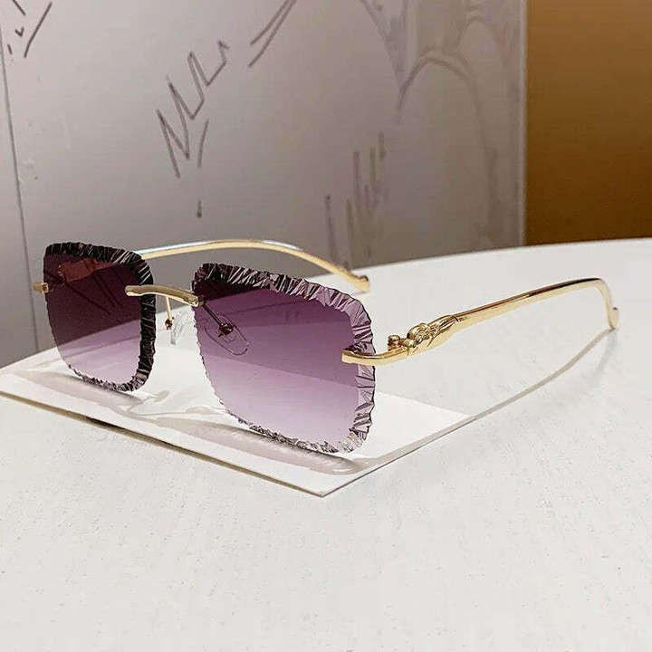 ManualDoiron's tweet photo. Elegance isn't just a style; it's an attitude! Step into the spotlight with CLEVI Paris's vintage rimless leopard sunglasses. Stylish and comfortable, they're perfect for brunch, the beach, or any outfit. Make a bold statement for just €15. 99. https://t.co/PlLGvjxkyO