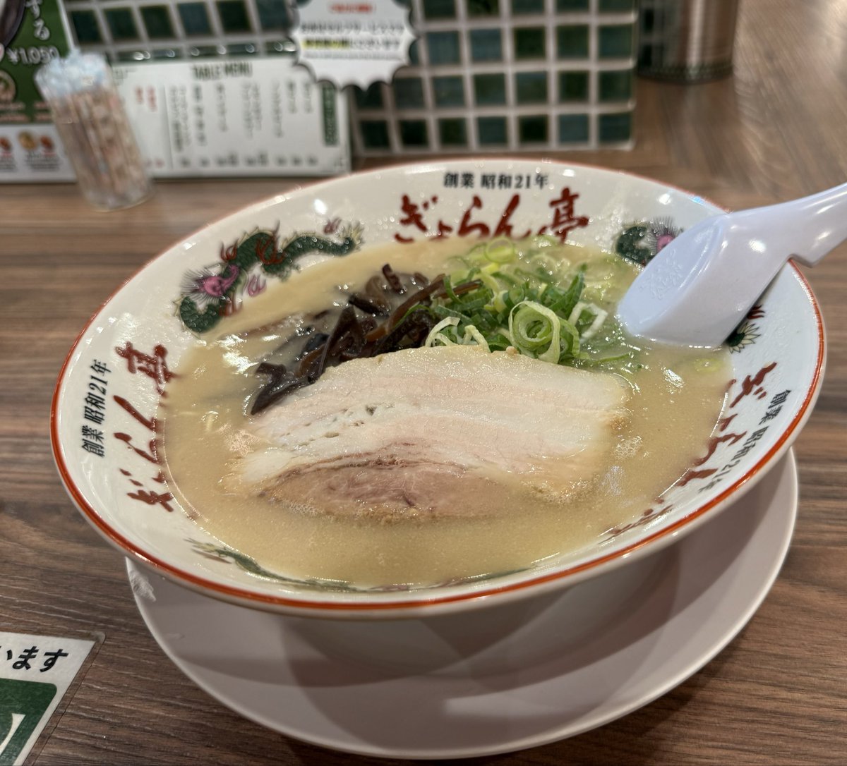 MyDee_game's tweet photo. 一度行ってみたかった、
“ぎょらん亭”
わっちは石田一流ラーメンの方が好きやったなぁ…でも美味しいのは間違いない！！⭐️⭐️
※なお、結局ラーメンは自分が美味し！と思うお店が1番美味しいのだ(人それぞれ)
ご馳走様でした🩷
福岡の豚骨ラーメンは舐めたらいかんばいっ！！😘

#福岡ラーメン https://t.co/l5oUucIDIC