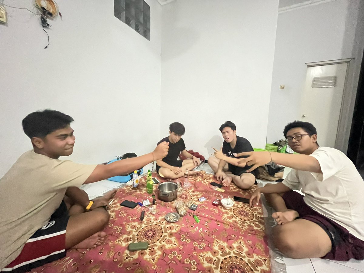 thosssff's tweet photo. next year udh gabisa gini men https://t.co/vEGq3nmGcw