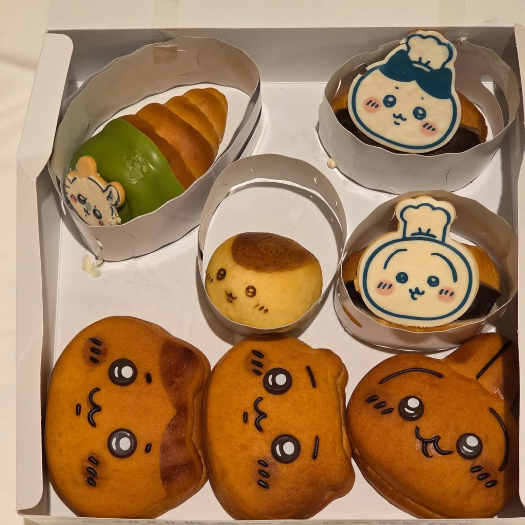 erummolkka's tweet photo. 작년에 치이카와 관심도 없었고 그저 인기가 많다는것만 알았는데 
여행가다가 우연히 근처에 베이커리 가게 있길래 현장 웨이팅 걸고 다녀온적 있었음 ㅋㅋㅋ  
기억상 애들 얼구 빵이 파바나 뚜쥬에서 파는 초코소라빵? 그 맛이였던걸로 기억 https://t.co/mhNNdm9V63