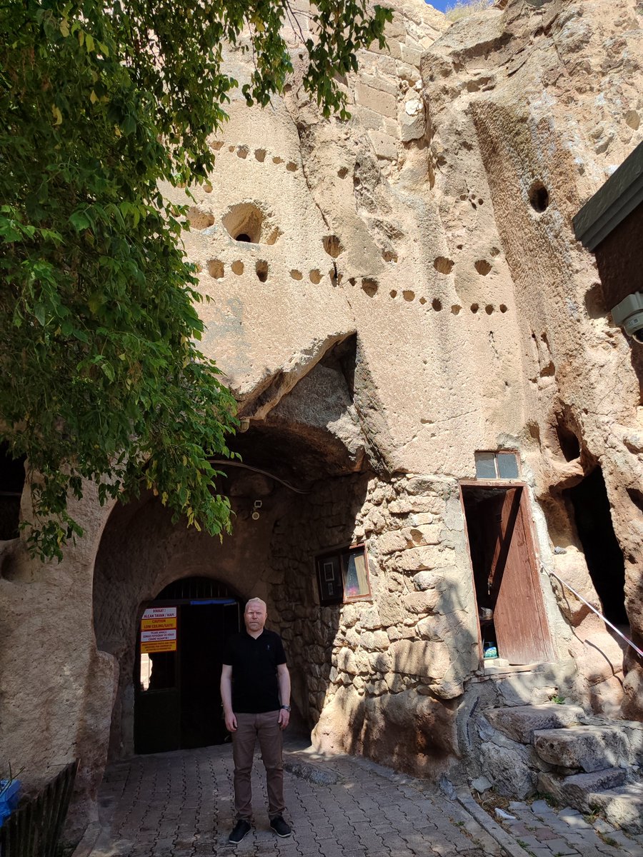 _MehmetBalaban's tweet photo. Kayaların içine gizlenmiş saklı bir dünya: Gümüşler Manastırı. 
​Niğde yakınlarındaki 10. yüzyıl Doğu Roma yapısı, devasa bir kaya kütlesinin içi oyularak inşa edilmiş.+ https://t.co/JFXIiv7KB7