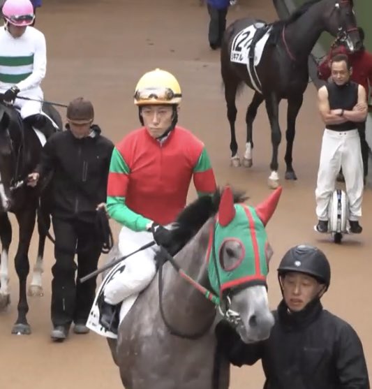 wp3qhjwap's tweet photo. 中山2Rの本馬場見返してたら
普通にセグウェイ江田照男も一緒に
本馬場入場してたんだが https://t.co/8opCRKg2UG