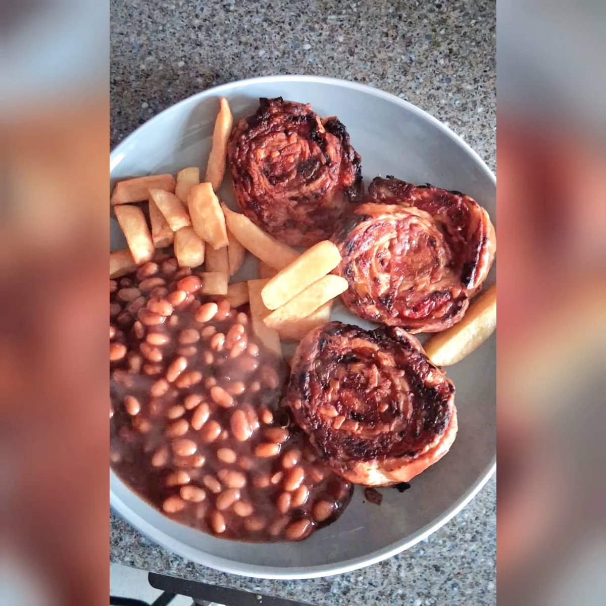 WilliamHelf0c's tweet photo. Pinwheels, Chips &amp; Beans

My homemade pizza pinwheels, chips and OXO baked beans! Super simple, tasty and wonderfully childish. Sometimes you just need a meal like this to warm your belly and heart. What’s your go-to “kids’” dinner? https://t.co/aIFjxVorat