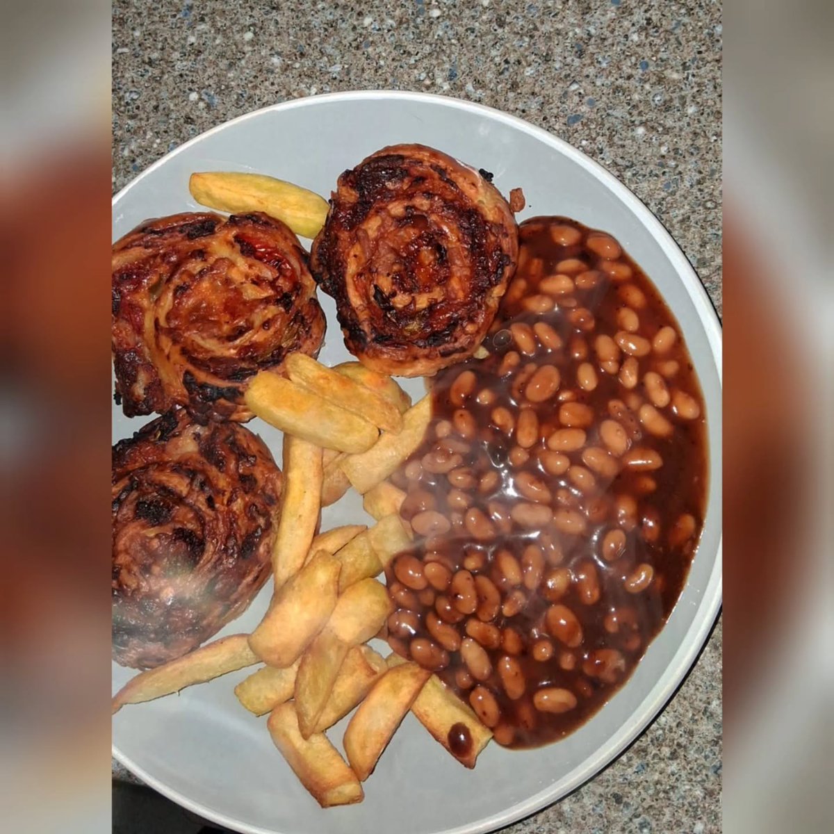 WilliamHelf0c's tweet photo. Pinwheels, Chips &amp; Beans

My homemade pizza pinwheels, chips and OXO baked beans! Super simple, tasty and wonderfully childish. Sometimes you just need a meal like this to warm your belly and heart. What’s your go-to “kids’” dinner? https://t.co/aIFjxVorat
