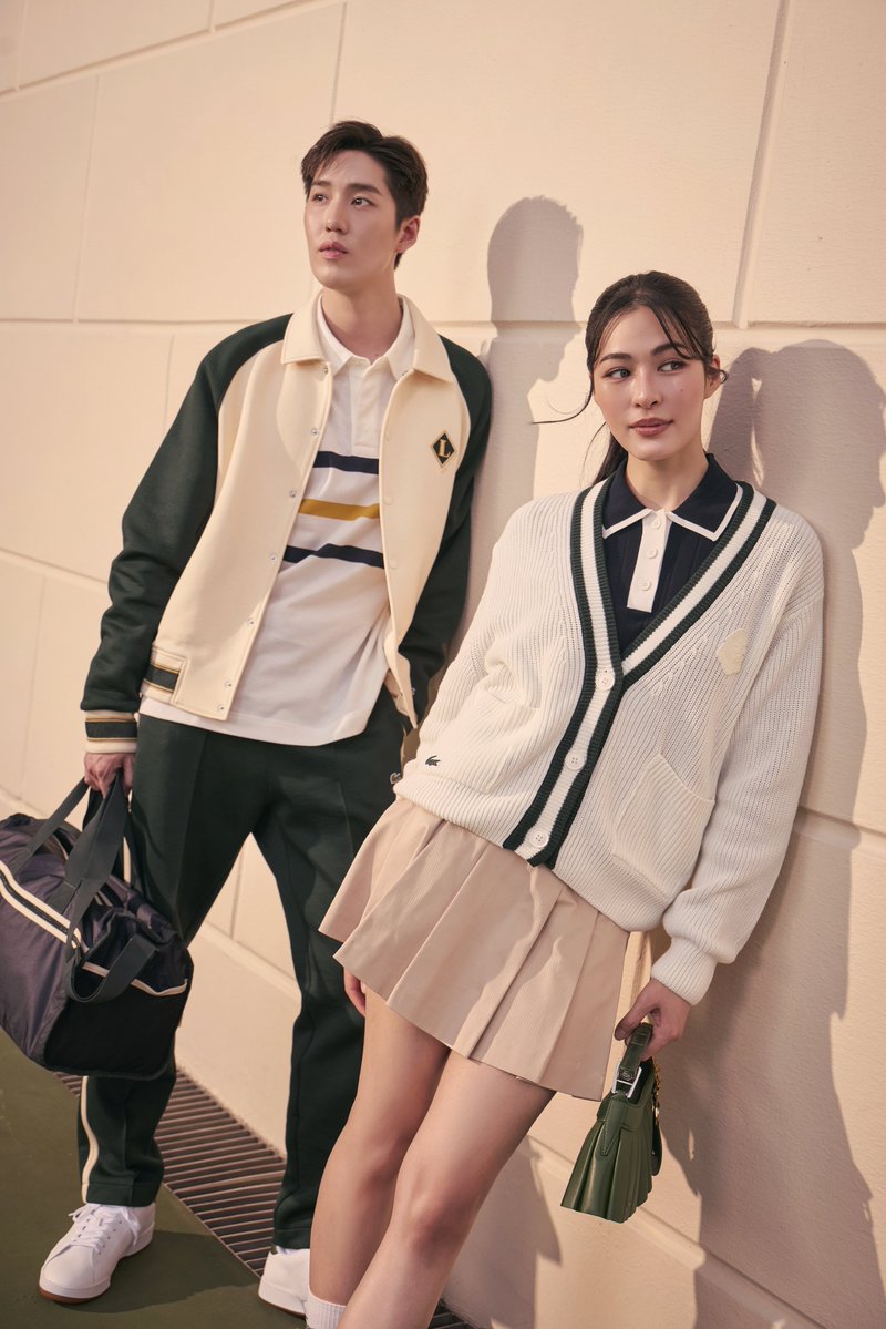 fabmagazineth's tweet photo. #หลิงหลิงคอง และ #ต่อธนภพ ร่วมถ่ายทอดเสน่ห์แห่ง sport & lifestyle ของ @lacoste ผ่านคอลเลกชัน fall winter 2026 ที่นำดีเอ็นเอของแบรนด์มาตีความผ่านสองสไตล์ ได้แก่ tennis heritage และ lifestyle ถ่ายทอดเสน่ห์ของเครื่องแต่งกายที่ไม่ได้จำกัดอยู่เพียงในสนามกีฬา แต่สามารถนำมาปรับเข้ากับสไตล์ในชีวิตประจำวันได้อย่างลงตัว #lacoste #lacosteth #thanapob_lee #linglingsirilak #linglingkwong #fabmagazineth #fabmagth #fabmagazinethailand #fabmagazine