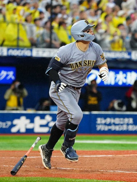 toratora0902go's tweet photo. 【速報】
9月26日DeNA戦、7-3とリードの7回先頭。佐藤輝明が石田健の初球カットボールを迷わず振り抜き、右中間スタンド上段へ突き刺すダメ押しの37号ソロ。この一発で2年連続100打点を達成し、球場には大きなどよめきが響いた。 #阪神タイガース #阪神 #甲子園 #佐藤輝明 https://t.co/6iquoJSJYW