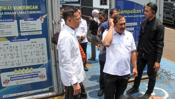 LambeSahamjja's tweet photo. guys, drama lapas mewah cibinong makin seru aja nih, dan sekarang munculnya bukan bukti baru, tapi malah bukti yang tiba-tiba ilang

jadi kemenimipas lagi nelusurin barang-barang yang sebelumnya ditemukan ombudsman ri di lapas kelas iia cibinong dan barang-barangnya ini bukan barang receh, ada minuman keras, sampai yang diduga simulator golf

inspektur jenderal kemenimipas, rudi setiawan, bilang timnya pengen tau ke mana perginya barang-barang itu, dan kenapa sekarang udah gak ada lagi di lokasi yang sama kayak pas ombudsman dateng

coba pikirin logikanya ombudsman, lembaga resmi negara, dateng, nemuin minuman keras, area yang diduga simulator golf, tempat fitness, foto-foto, sampai kulkas semua itu keliatan jelas pas mereka periksa

tapi begitu tim internal kemenimipas dateng buat verifikasi ulang, barang-barang itu udah raib

ini bukan soal "oh mungkin emang gak ada dari awal" ombudsman udah nemuin dan mendokumentasikannya, jadi pertanyaannya bukan ada atau enggak, tapi kenapa bisa pindah, dan siapa yang mindahin

yang makin bikin curiga, soal foto-foto yang dipajang di rumah itu rudi sendiri ngaku bingung, katanya "kok kemarin ada fotonya, enggak ada fotonya" bahkan katanya mereka nemuin ada surat keputusan (sk) yang terkait sama foto itu, tapi dia mempertanyakan kenapa ada foto orang lain di lokasi tersebut

jadi ada dokumen resmi (sk) yang nyambung ke foto orang yang harusnya gak ada urusannya di situ ini bukan detail kecil, ini potensi ada relasi atau kepentingan yang lebih besar dari sekadar "kamar mewah buat napi"

rudi juga ngaku terang-terangan, ada perbedaan antara apa yang tim internal lihat sekarang sama apa yang ditayangkan ombudsman sebelumnya dan ini jadi konsentrasi utama tim pemeriksa

jadi timeline-nya kelihatan jelas ombudsman dateng, nemuin barang-barang mewah yang gak wajar ada di lapas, videonya sempet viral, kepala lapas dan empat anak buahnya dinonaktifkan tapi begitu tim resmi kementerian dateng buat verifikasi, barang buktinya udah "menghilang" duluan

kalau emang gak ada yang perlu ditutupi, kenapa barangnya harus keburu dipindahin sebelum tim resmi sempat verifikasi ulang secara langsung

ini bukan sekadar soal kemewahan yang bikin geger, ini soal siapa yang punya akses buat "membersihkan" lokasi sebelum pemeriksaan lanjutan dilakukan dan itu jauh lebih mengkhawatirkan dibanding sekadar temuan kulkas atau simulator golf-nya sendiri