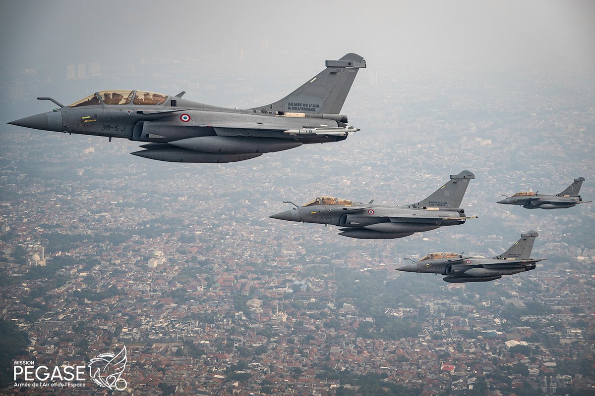 EscadronsChasse's tweet photo. Pour les PN du dispositif #Rafale, l'étape indonésienne était une découverte. Comme d'habitude dans cette situation, des vols dits de "familiarisation" étaient programmés pour comprendre les contraintes de l'espace aérien local et s'adapter aux procédures du pays hôte. https://t.co/ObbOxs2YpL