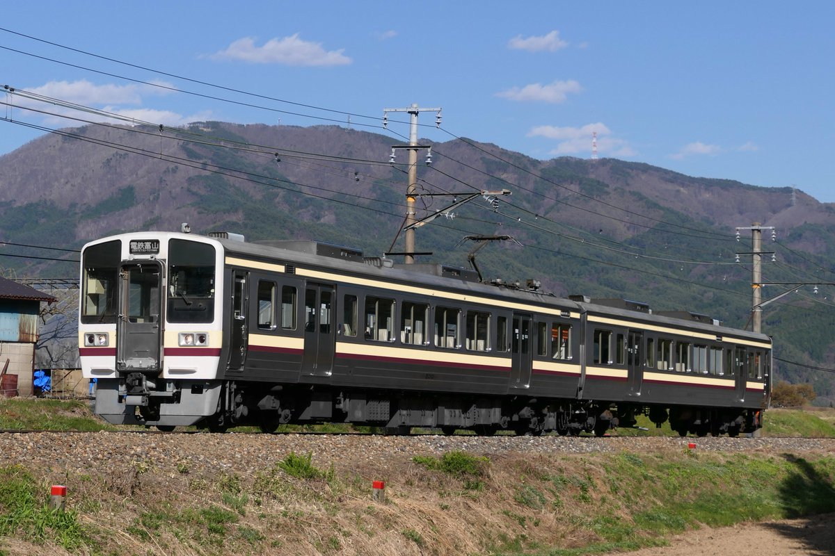 SakuraK28224's tweet photo. 富山地方鉄道21300系
213系どうなるのかな・・・
後ろに見える山は立山連峰です（大嘘）
（画像はWikipediaのものです）   
 #u_s_o_train #ウソ電
https://t.co/8chUE3JCWS https://t.co/xnZTIP1Emi