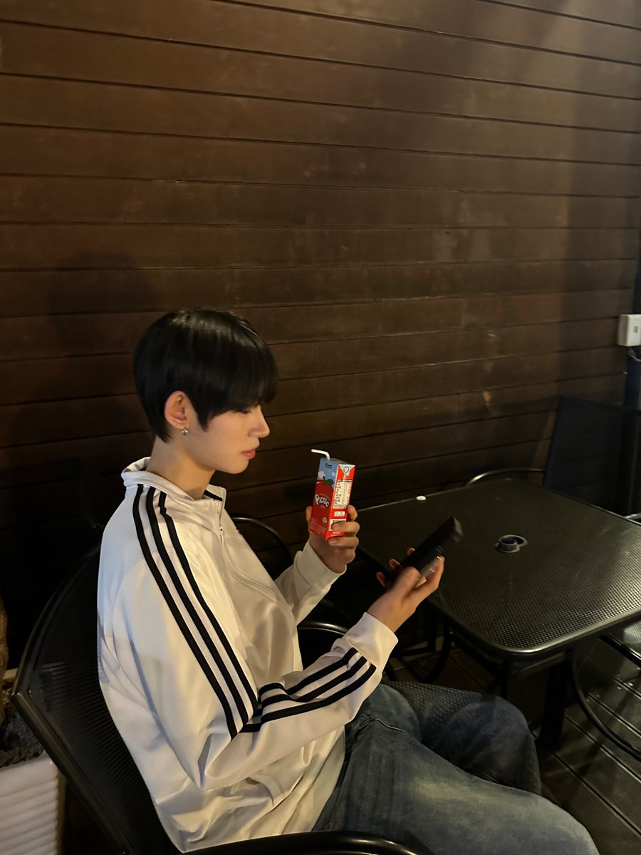 ADAP_offcl's tweet photo. 피크닉 샀음🧃

#ADAP #에이댑
#종호 #JONGHO
#ALL_DREAMS_ARE_POSSIBLE https://t.co/ecT4gM3LxM