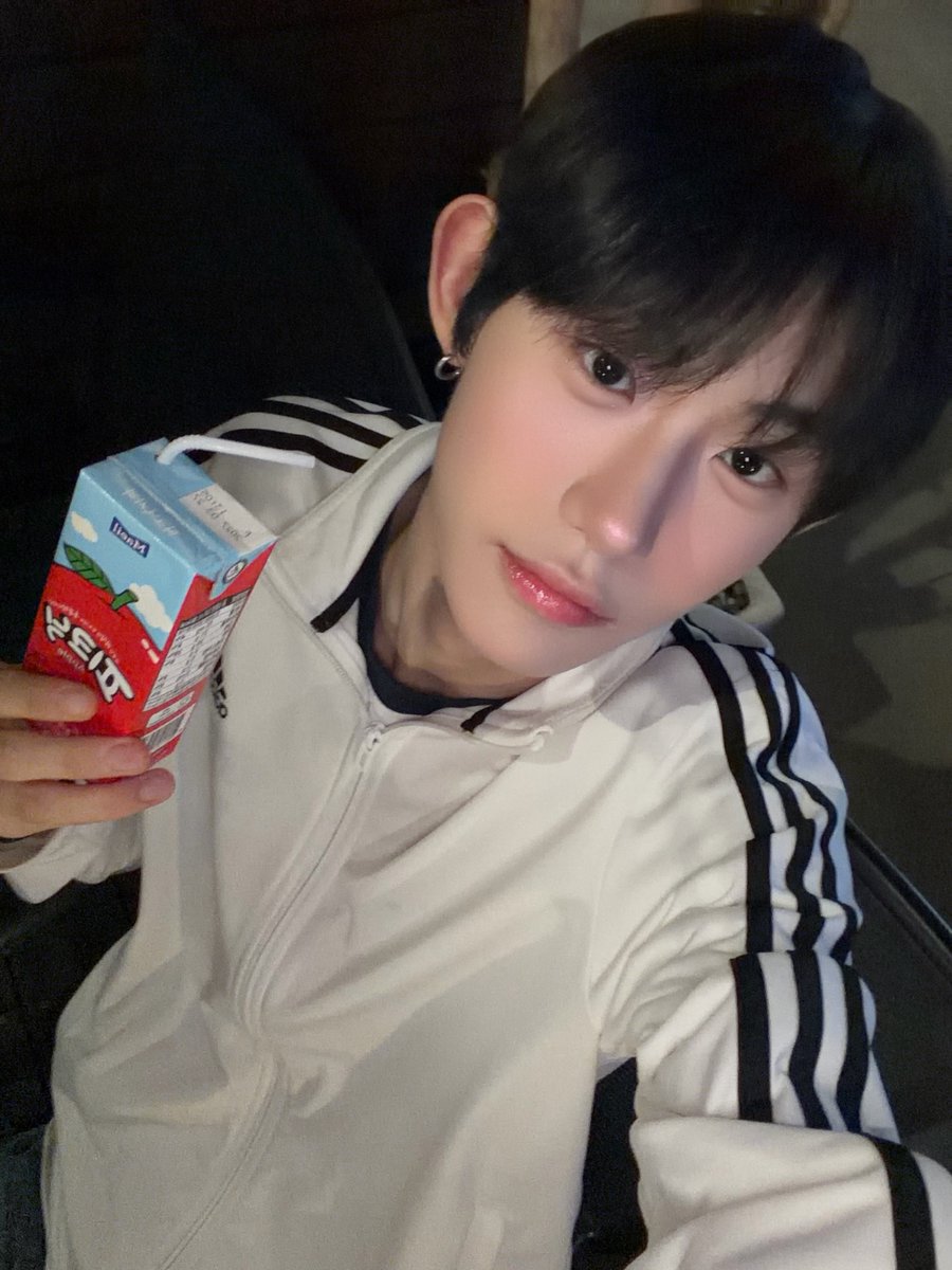 ADAP_offcl's tweet photo. 피크닉 샀음🧃

#ADAP #에이댑
#종호 #JONGHO
#ALL_DREAMS_ARE_POSSIBLE https://t.co/ecT4gM3LxM