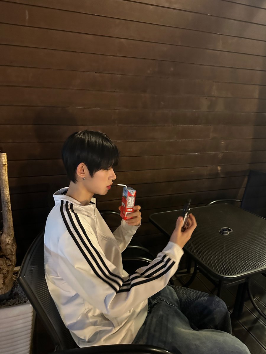 ADAP_offcl's tweet photo. 피크닉 샀음🧃

#ADAP #에이댑
#종호 #JONGHO
#ALL_DREAMS_ARE_POSSIBLE https://t.co/ecT4gM3LxM