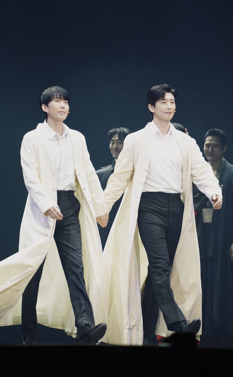 Borgia_2023's tweet photo. 260926 뮤지컬 곤투모로우 낮공 커튼콜 

김옥균 #김경수 
한정훈 #김재범 https://t.co/C8RKOckH70