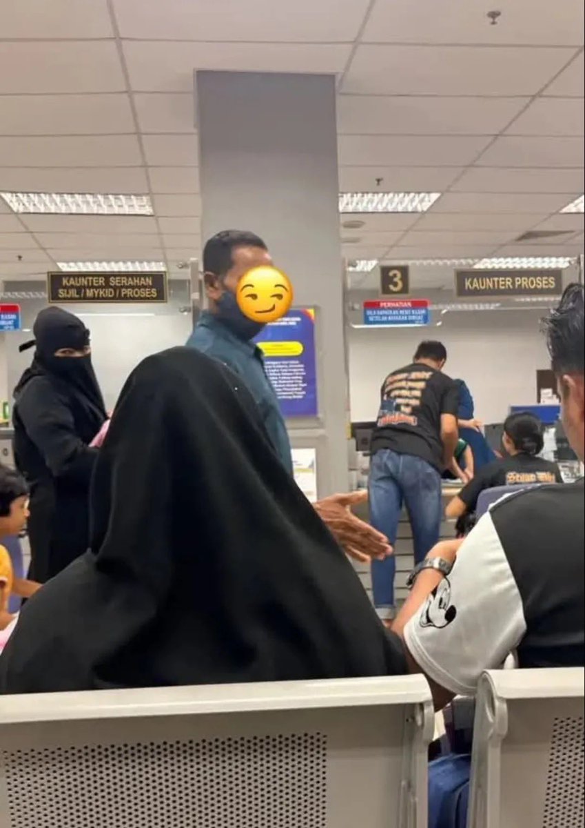 kongsiviralje's tweet photo. Baru-baru ini kecoh bila warga Rohingya datang buat IC, pastu ramai netizen ambil gambar Rohingya guna fasiliti kerajaan dimana-mana.

Rakyat punyalah bayar cukai mahal-mahal, tapi korang sibuk bagi kemudahan pada pelarian yang tak bagi apa-apa sumbangan pada negara.

Kredit : zaha.azha92