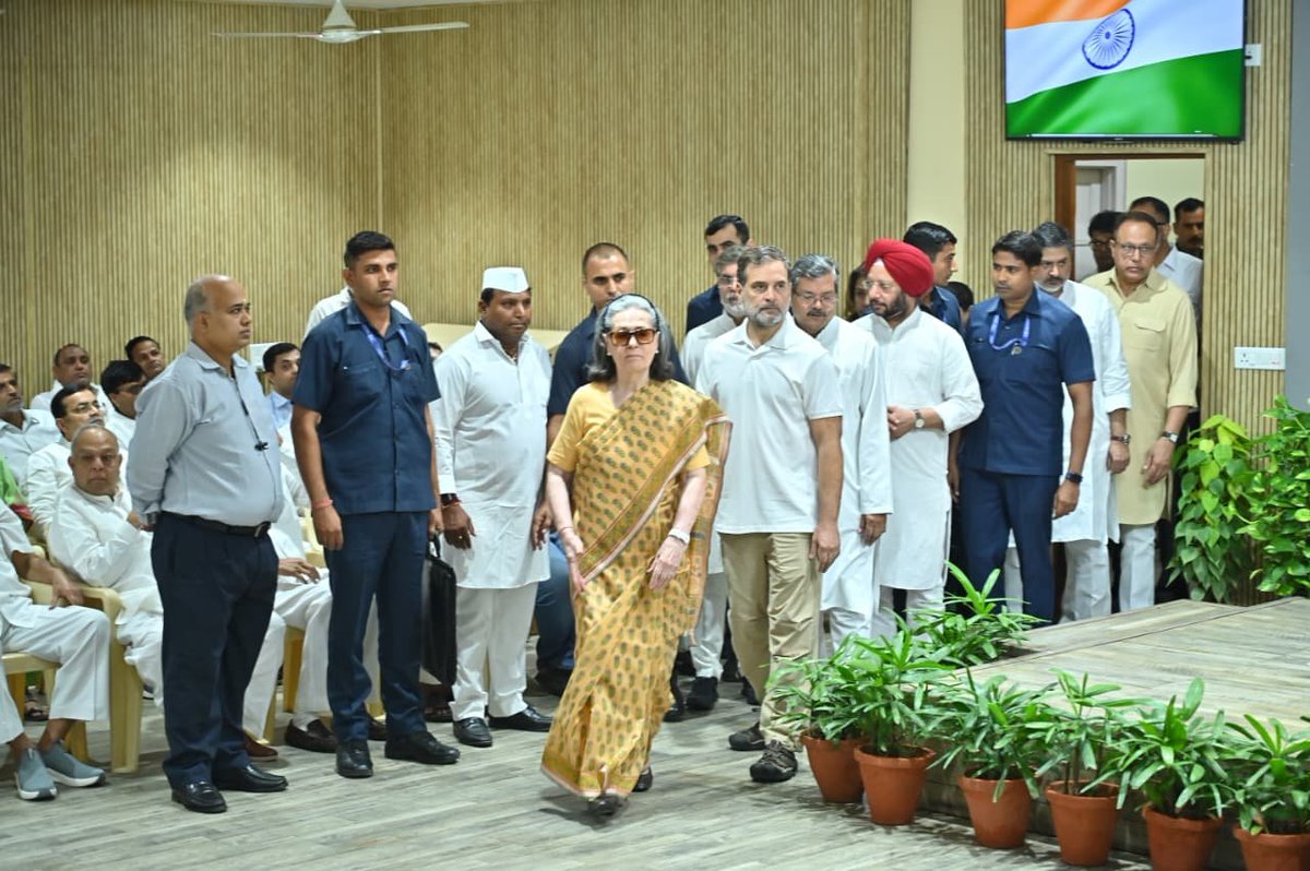 INCDelhi's tweet photo. "सेवा और जन सरोकार के नायक डॉ. मनमोहन सिंह जी को कोटिशः नमन"

आज CPP चेयरपर्सन श्रीमती सोनिया गांधी जी, LoP श्री @RahulGandhi जी, दिल्ली कांग्रेस प्रभारी @qazinizamuddin , प्रदेश अध्यक्ष @devendrayadvinc जी एवं अन्य कांग्रेस के वरिष्ठ नेतागणों ने डॉक्टर मनमोहन सिंह जी को उनकी जयंती पर श्रद्धांजलि अर्पित की। 

मनमोहन सिंह जी की देश सेवा और कर्तव्यनिष्ठा, हमेशा हमें प्रेरणा देती रहेगी। 

नमन 🙏 

📍 दिल्ली