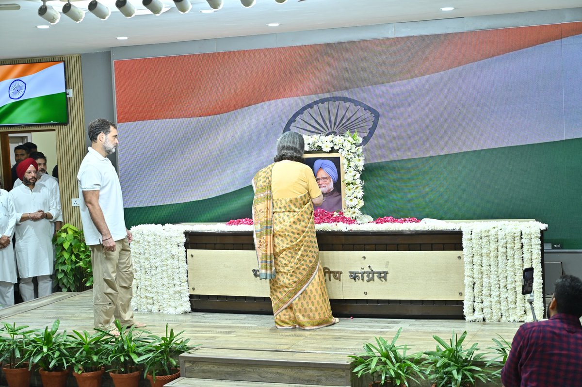 INCDelhi's tweet photo. "सेवा और जन सरोकार के नायक डॉ. मनमोहन सिंह जी को कोटिशः नमन"

आज CPP चेयरपर्सन श्रीमती सोनिया गांधी जी, LoP श्री @RahulGandhi जी, दिल्ली कांग्रेस प्रभारी @qazinizamuddin , प्रदेश अध्यक्ष @devendrayadvinc जी एवं अन्य कांग्रेस के वरिष्ठ नेतागणों ने डॉक्टर मनमोहन सिंह जी को उनकी जयंती पर श्रद्धांजलि अर्पित की। 

मनमोहन सिंह जी की देश सेवा और कर्तव्यनिष्ठा, हमेशा हमें प्रेरणा देती रहेगी। 

नमन 🙏 

📍 दिल्ली