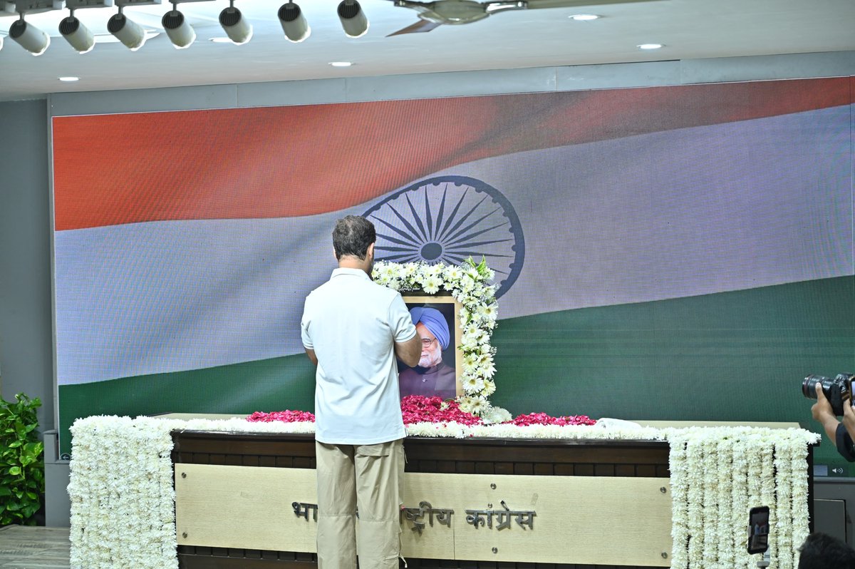 INCDelhi's tweet photo. "सेवा और जन सरोकार के नायक डॉ. मनमोहन सिंह जी को कोटिशः नमन"

आज CPP चेयरपर्सन श्रीमती सोनिया गांधी जी, LoP श्री @RahulGandhi जी, दिल्ली कांग्रेस प्रभारी @qazinizamuddin , प्रदेश अध्यक्ष @devendrayadvinc जी एवं अन्य कांग्रेस के वरिष्ठ नेतागणों ने डॉक्टर मनमोहन सिंह जी को उनकी जयंती पर श्रद्धांजलि अर्पित की। 

मनमोहन सिंह जी की देश सेवा और कर्तव्यनिष्ठा, हमेशा हमें प्रेरणा देती रहेगी। 

नमन 🙏 

📍 दिल्ली