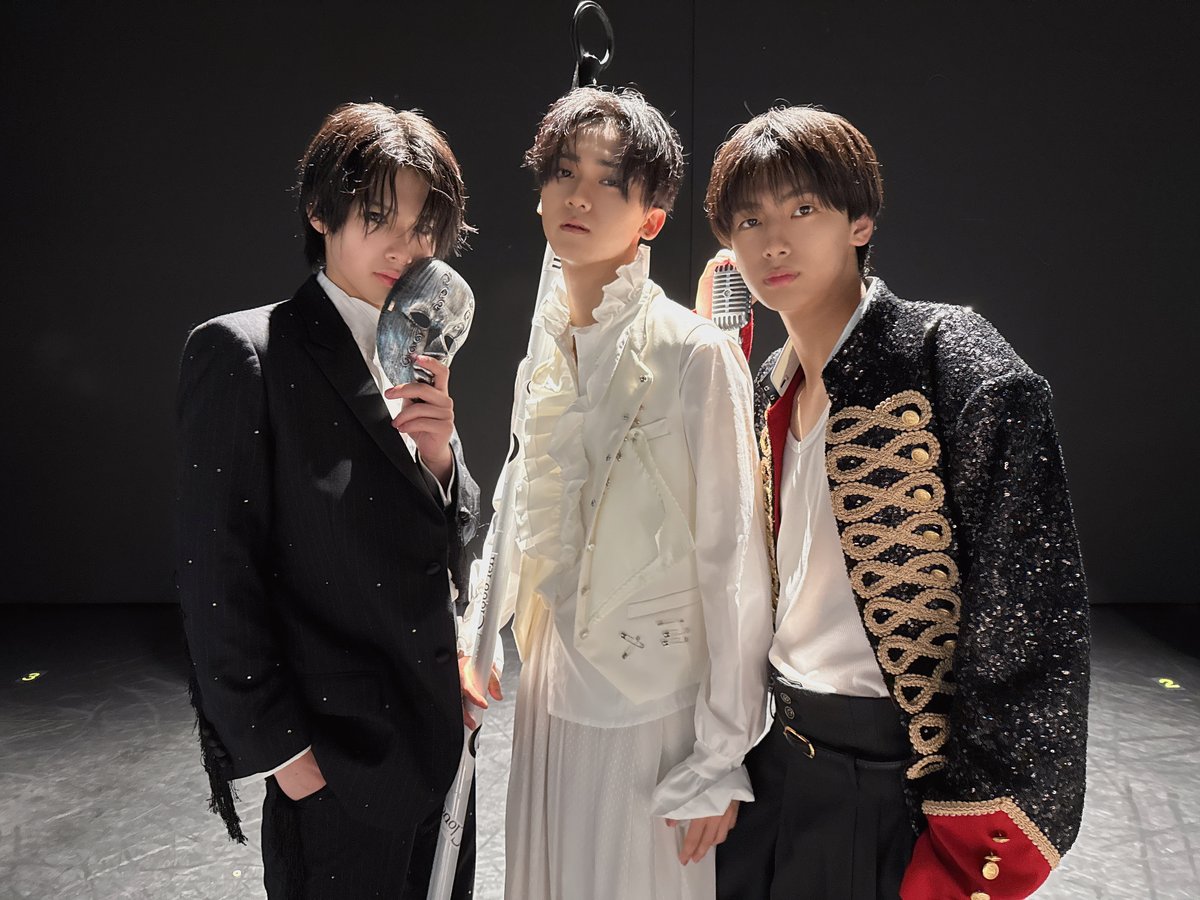 cloudten_member's tweet photo. みんなやっほー！いよただよ！😼🏎️
今日は信号組ユニット衣装バージョンだよー！✨️✨️💛❤️💙
今日もシアター来てくれてありがとう😭
また会えるの楽しみにしてるよー！🎶
またねぇー！！😽💕

#Cloudten #西山巳喜多 https://t.co/DZyjFwQZLe