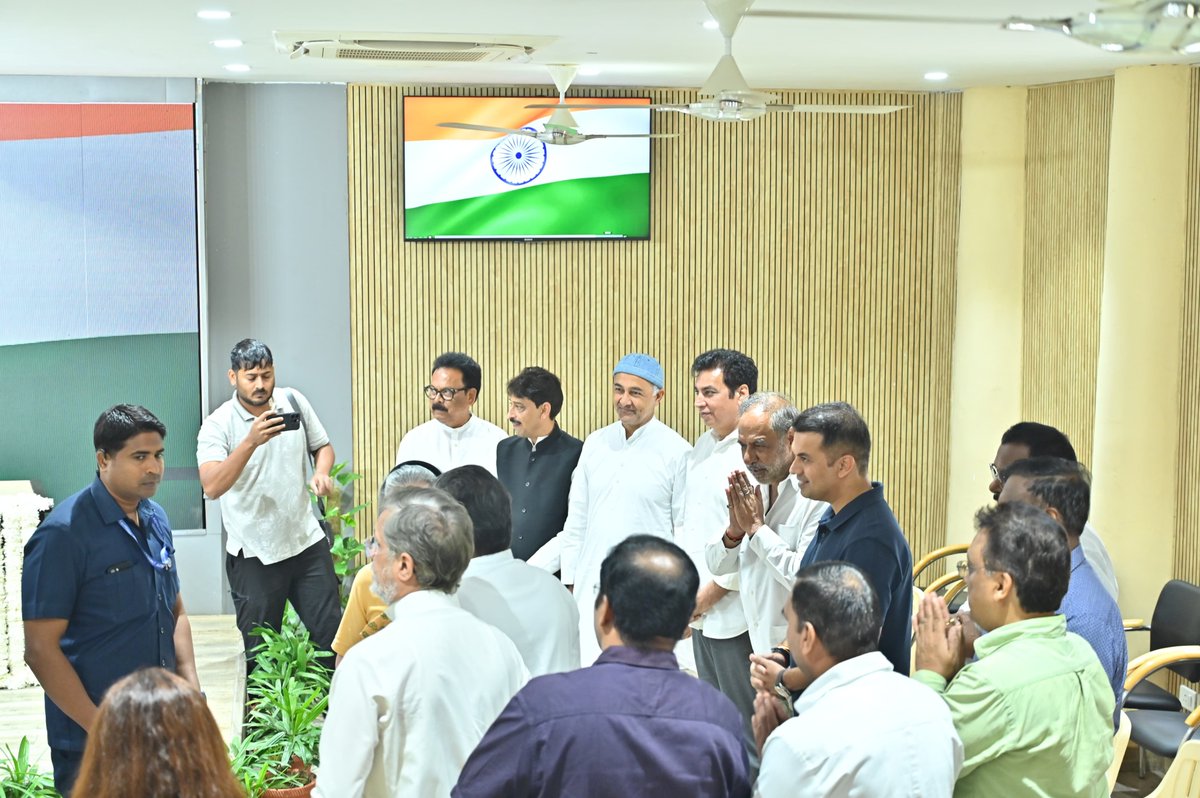 INCDelhi's tweet photo. "सेवा और जन सरोकार के नायक डॉ. मनमोहन सिंह जी को कोटिशः नमन"

आज CPP चेयरपर्सन श्रीमती सोनिया गांधी जी, LoP श्री @RahulGandhi जी, दिल्ली कांग्रेस प्रभारी @qazinizamuddin , प्रदेश अध्यक्ष @devendrayadvinc जी एवं अन्य कांग्रेस के वरिष्ठ नेतागणों ने डॉक्टर मनमोहन सिंह जी को उनकी जयंती पर श्रद्धांजलि अर्पित की। 

मनमोहन सिंह जी की देश सेवा और कर्तव्यनिष्ठा, हमेशा हमें प्रेरणा देती रहेगी। 

नमन 🙏 

📍 दिल्ली
