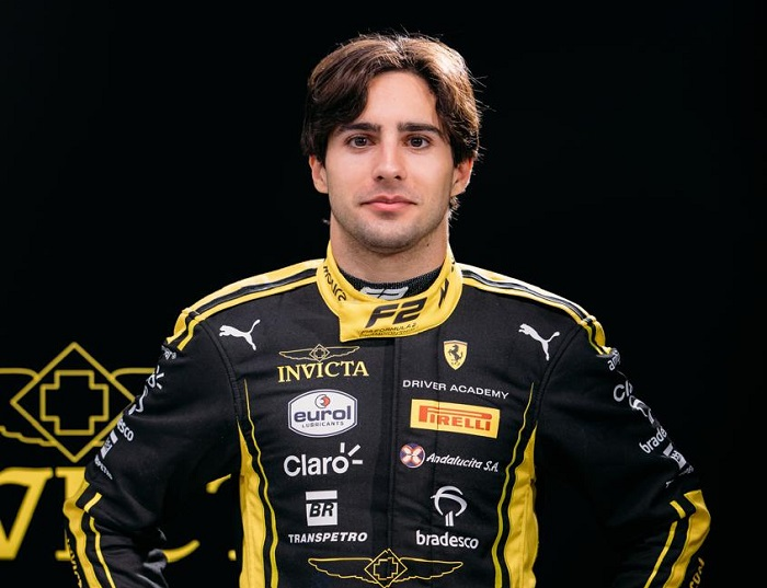 EstagiariodaF1's tweet photo. AQUI É BRASILLLLLLLLLL 🇧🇷🇧🇷🇧🇷

RAFA CAMARA VENCE O GP DE AZERBAIJÃO E AMPLIA A DIFERENÇA NA LIDERANÇA DO CAMPEONATO!

SE CONFIRMADO QUE É ÚLTIMO GP, O BRASILEIRO É O CAMPEÃO DA FÓRMULA 2 DE 2026! https://t.co/B0y7vJmrt8