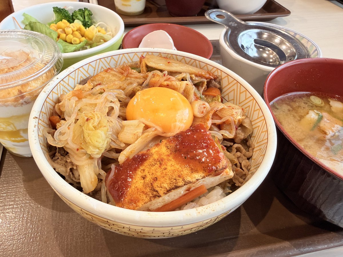aoidayo_sp's tweet photo. すき焼きを好きじゃない珍しい人類なんですけど！！食べたみるやで！！
サラダと豚汁食べてる間に友達のメガ消えてるやで！！ https://t.co/t4SwZl3Goh
