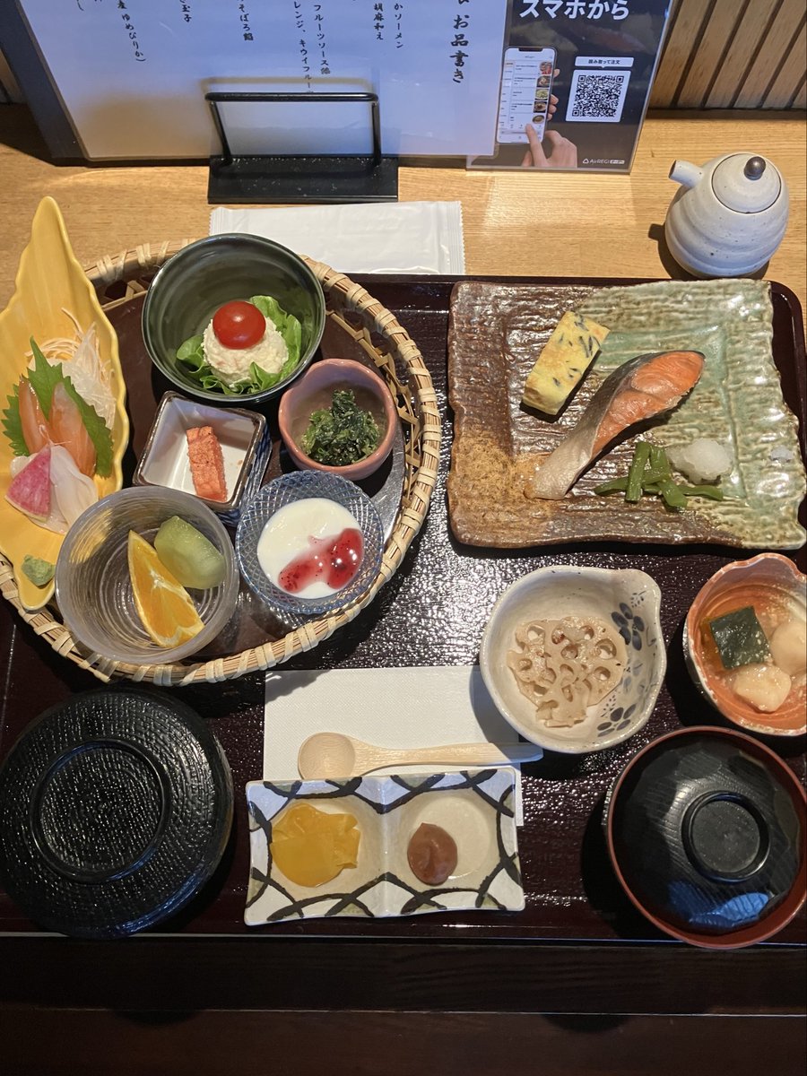 Sh02Ka34's tweet photo. 昨日の夕食はホテルの洋食ブッフェだったので、今朝はホテル内の和食処で朝食…🍚 https://t.co/0lw77f3VnD
