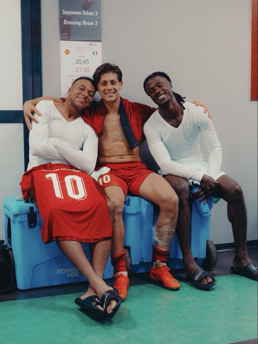 ActuFoot_'s tweet photo. Les copains du Real Madrid. 🤝🇫🇷🇹🇷

📸 @equipedefrance https://t.co/0o4mvRK2zS