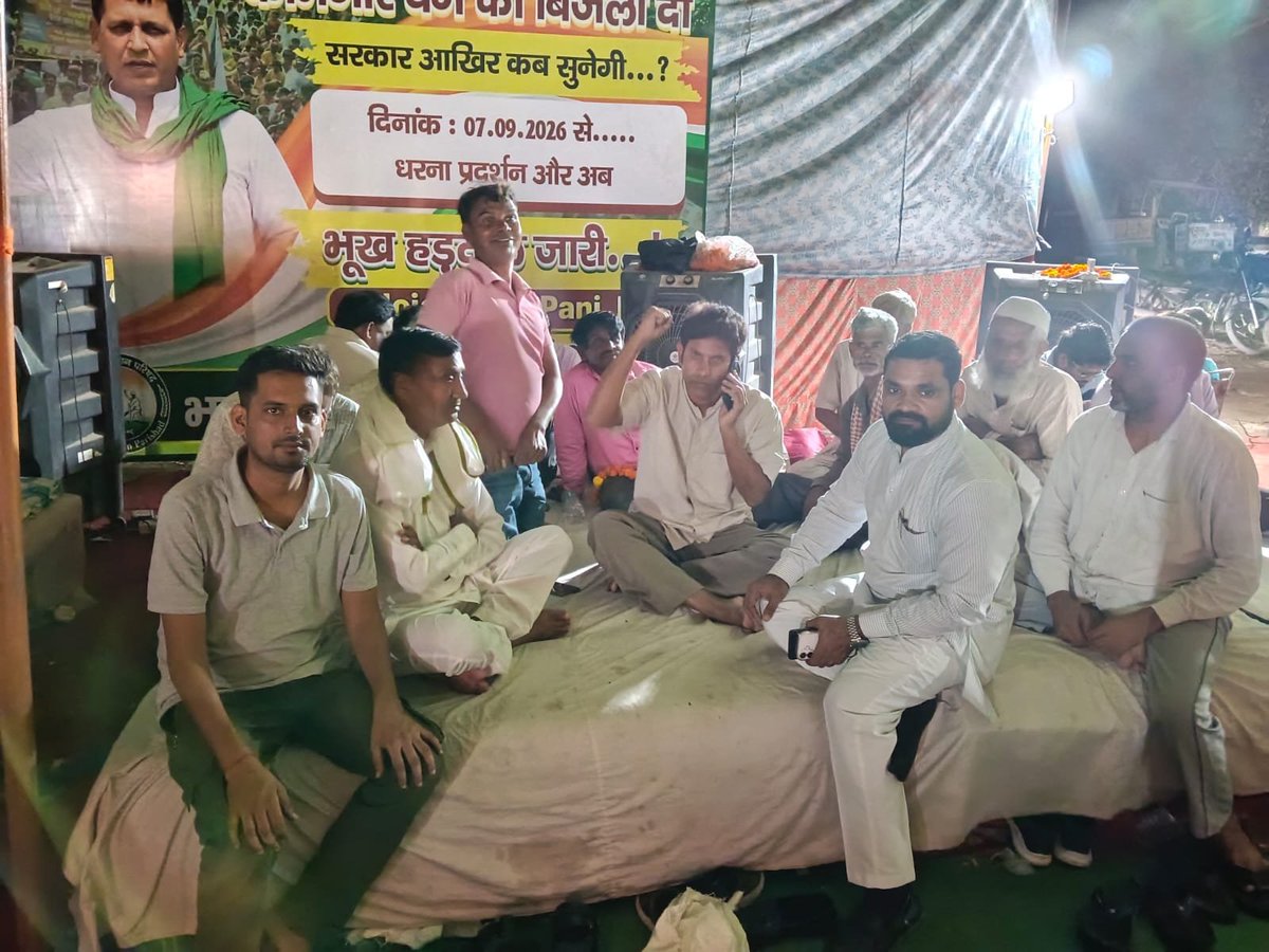 ShishPal3081's tweet photo. बिजली-पानी की समस्या पर नोएडा में हिंडन पुश्ता पार बसे लोगों का धरना जारी है। नागरिक समाधान की अपेक्षा कर रहे हैं। #NoidaBijliPaniDo @pahalvansukhbir @PMOIndia @myogiadityanath @dmgbnagar @dgpup @ChiefSecyUP @CMHelpline1076 @UPPCLLKO @aksharmaBharat @dgpup @PankajSinghBJP https://t.co/p7S8PvzvSa