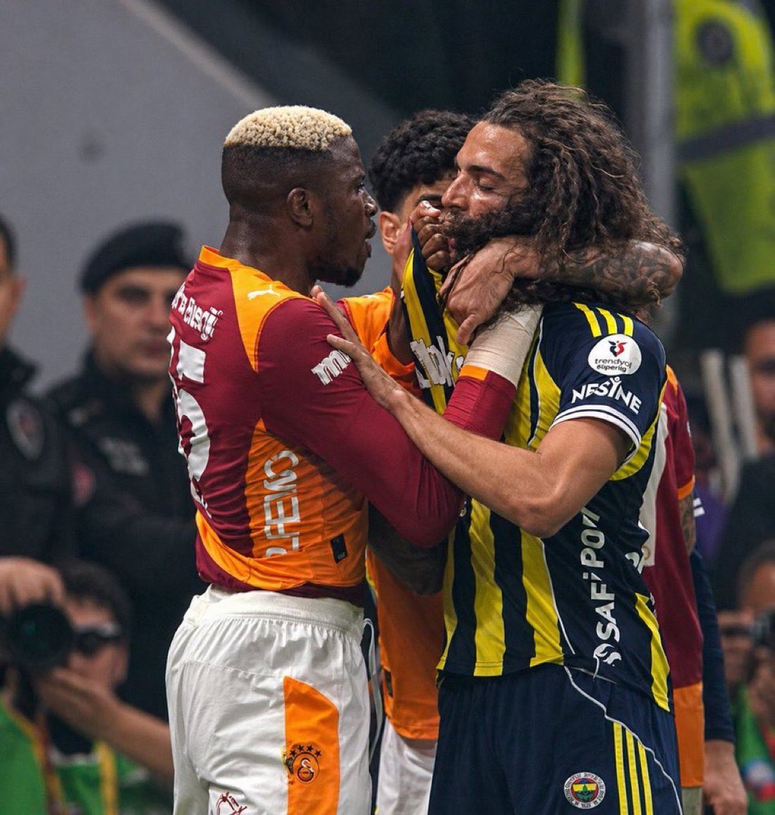 riberiioo's tweet photo. Size kısa bir fıkra: Eylül ayında TFF’nin Fair Play‘le ödüllendirdiği Fenerbahçe, 6 ay da 2 defa UEFA ve FIFA’dan transfer yasağı, ve usülsüz kontrat cezası yedi. https://t.co/WOjTVoHb5e
