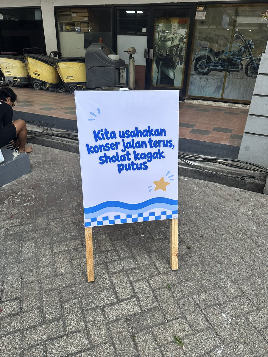 kolonigigs_'s tweet photo. Tahun ini @PestaPestapora kolaborasi sama Masjidgow, mushola di sini jadi lebih nyaman. 

Karpet musolanya empuk, ada cermin, colokan, bahkan jadwal shaolat juga. Jadi gak tanya “ini udah masuk maghrib belom ya?”. 

Sori cuma ngefoto ini kemaren :’) https://t.co/yEt1cZwlXN