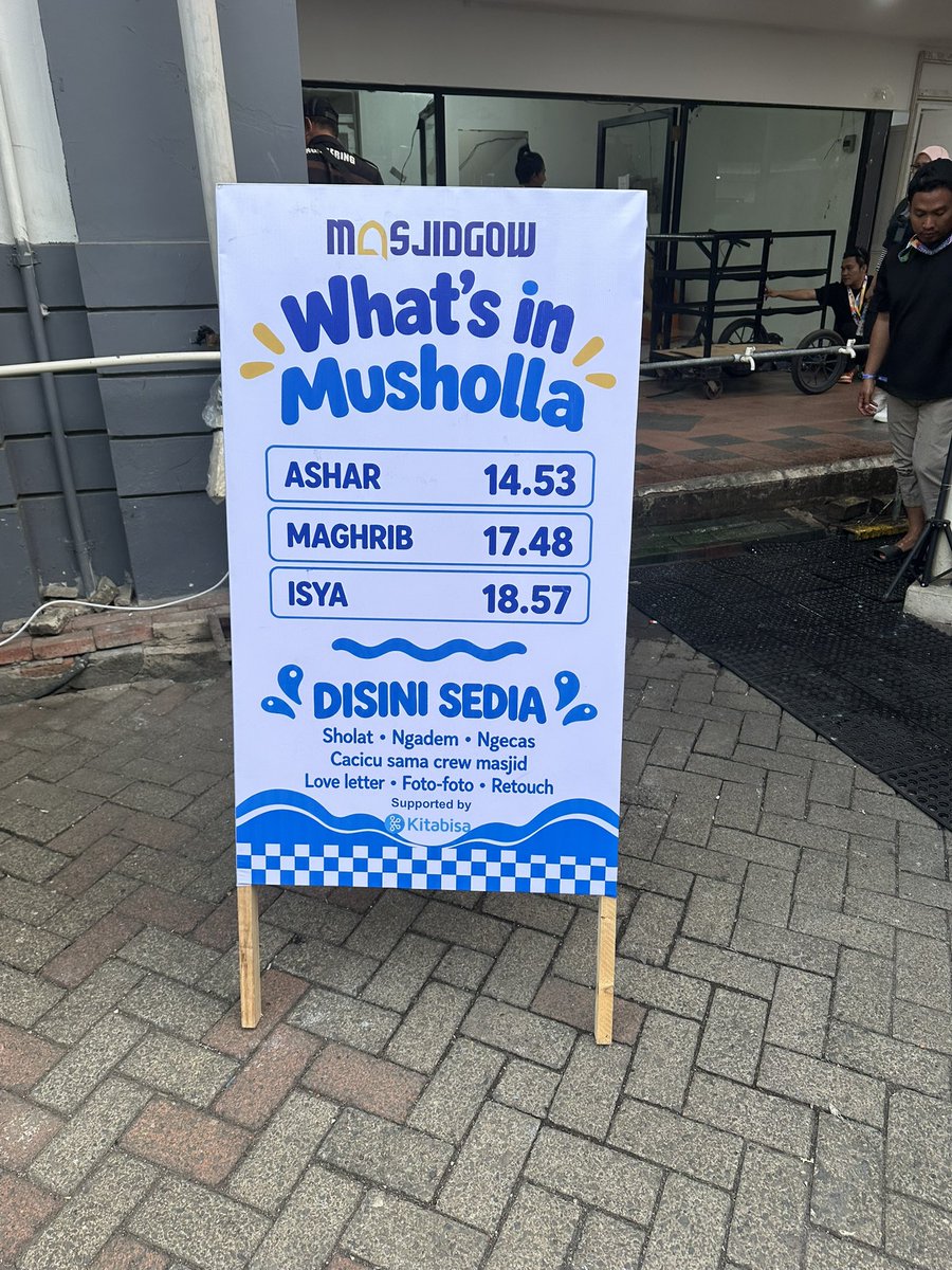 kolonigigs_'s tweet photo. Tahun ini @PestaPestapora kolaborasi sama Masjidgow, mushola di sini jadi lebih nyaman. 

Karpet musolanya empuk, ada cermin, colokan, bahkan jadwal shaolat juga. Jadi gak tanya “ini udah masuk maghrib belom ya?”. 

Sori cuma ngefoto ini kemaren :’) https://t.co/yEt1cZwlXN