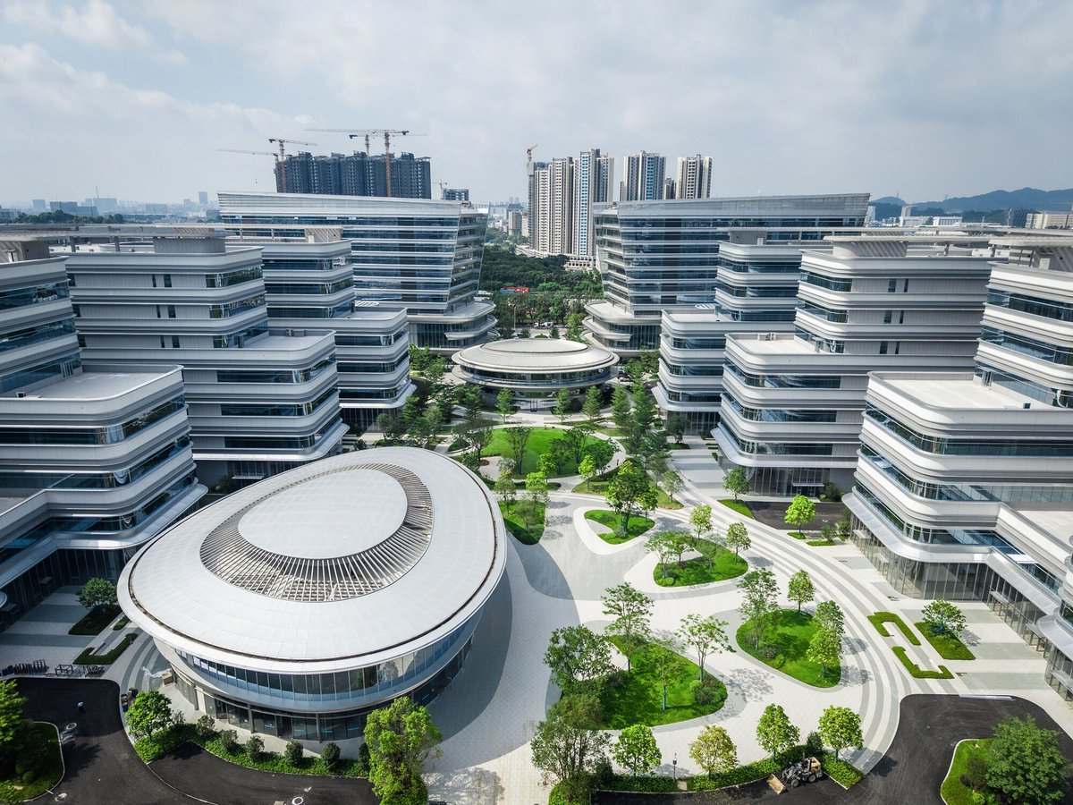 Archello's tweet photo. Aedas’ Forelink City Phase 1 in Guangzhou @Aedas organizes research, production and offices around a landscaped central core. 
https://t.co/KqMyP5GqjZ 

#IndustrialArchitecture #Masterplanning #AdaptiveDesign https://t.co/VKNnJTGGXe