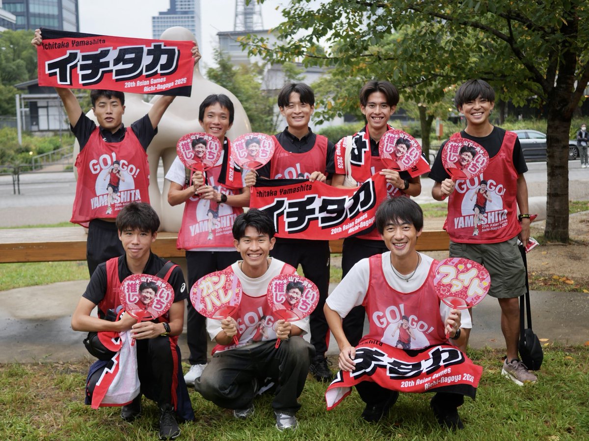 mhings_marathon's tweet photo. 9/26 勝負の一戦🏃‍♂️

#山下一貴 2時間10分49秒の力走で金メダル獲得🥇

三菱重工グループ320名の大応援団が沿道から後押し🔥（長崎から選手たちも駆けつけました）

たくさんの応援、本当にありがとうございました🙌

#イチタカスマイル https://t.co/hI58oVeeUt