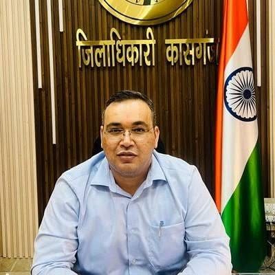 news21national's tweet photo. मौसम के ऑरेंज अलर्ट पर कासगंज में प्रशासन सतर्क 

#Kasganj #KasganjNews #OrangeAlert #WeatherAlert #HeavyRain #RainAlert #Thunderstorm #LightningAlert #UPNews #UttarPradesh #BreakingNews #News21 @kasganjpolice @Uppolice @dgpup @CMOfficeUP @UPGovt https://t.co/AVtYz25HGg