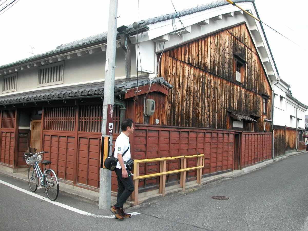 asano_eiko's tweet photo. かつて「ともすずめ」という銘柄の清酒を生産していた元造り酒屋。
秀長の菩提寺・春岳院を取り巻く重要な景観といえる。
（今月中旬　大和郡山） https://t.co/0yYxslBy6F