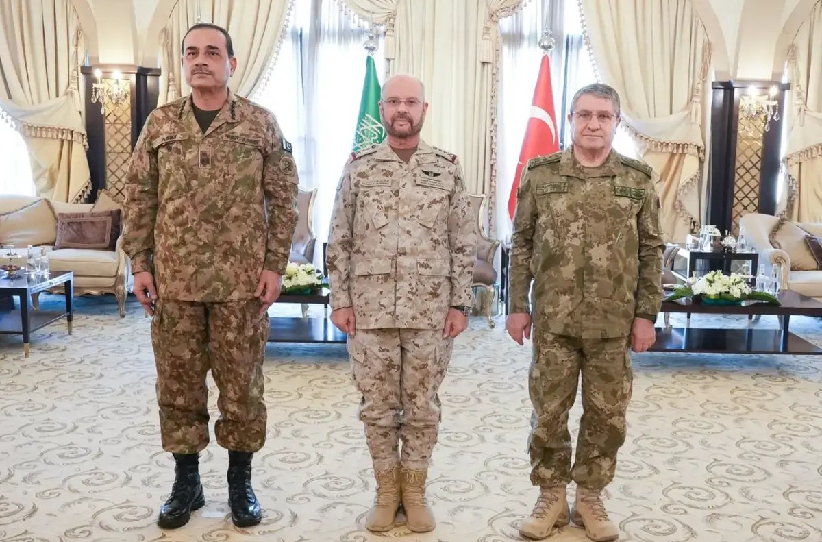 tvzend's tweet photo. Piştî zêdebûna hêrişên Hûsiyan Sererkanên welatên Peymana Mekkeyê li Riyadê civiyan

Sererkanên Tirkiye û Pakistanê, di çarçoveya Peymana Parastina Hevbeş a Mekkeyê de li paytexta Erebistana Sihûdî Riyadê, bi Sererkanê Erebistana Sihûdî re civiyan.

Li gorî daxuyaniya Sererkaniya Tirkiyeyê, di civînê de li ser nave Tirkiyeyê Sererkan Selçuk Bayraktaroglu, li ser navê Pakistanê Fermandarê Hêzên Parastinê û Fermandarê Hêzên Bejahî Asim Munîr û li ser navê Erebistana Sihûdî Sererkan Feyad bin Hemîd er-Ruweylî beşdar bûn.

Pêkhatina vê civînê ya di demeke ku aloziya di navbera Erebistana Sihûdî û Tevgera Ensarullah (Hûsî) a Yemenê de zêde bûye, balê kêşa.

Weke tê zanîn di demên dawi de, ji aliyekî ve hêzên asîmanî yên Sihûdî, li dijî Hûsiyan hêrişên asîmanî pêk tînin û hember vê yekê Hûsî jî bi dron û mûşekên balîstîkî, li dijî sazgehên neftê û frokexaneyên Sihûdiyê hêrişan pêk tînin.

Piştî van pevçûnan, ji ber aliyên Peymana Parastina Hevbeş a Mekkeyê ne, çav li helwesta Tirkiye û Pakistanê zivirîbûn; lewre li gor xalên vê peymanê, ger li dijî her yek ji van 3 welatan hêrişeke çekdarî pêk bihê, ev hêriş wê wek hêrişa li ser her sê welatan bihê dîtin.