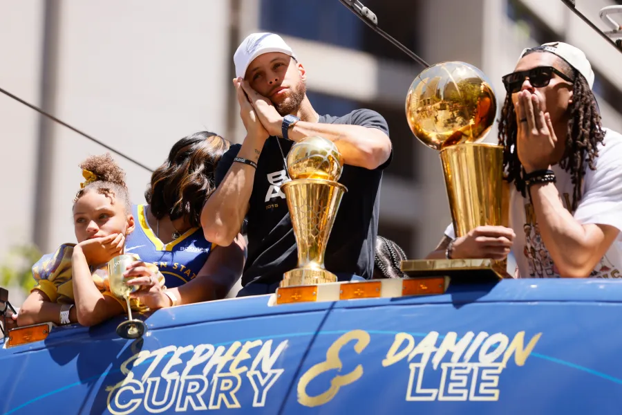 TrashTalk_fr's tweet photo. "Dans toute l'histoire du sport professionnel, il n'y a jamais eu un joueur qui a mieux représenté une franchise, tant sur le terrain qu'en dehors, que Stephen Curry avec les Warriors."

- Mike Dunleavy, GM des Warriors (via @warriors) https://t.co/WsDtyCK2GE