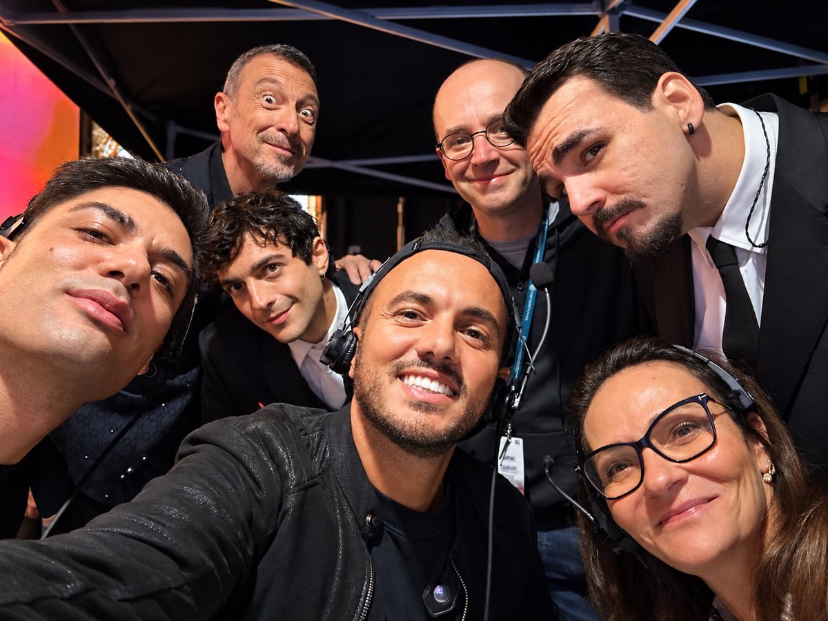 fausto_massa's tweet photo. Backstage #canale5 https://t.co/znOLHGX6mO