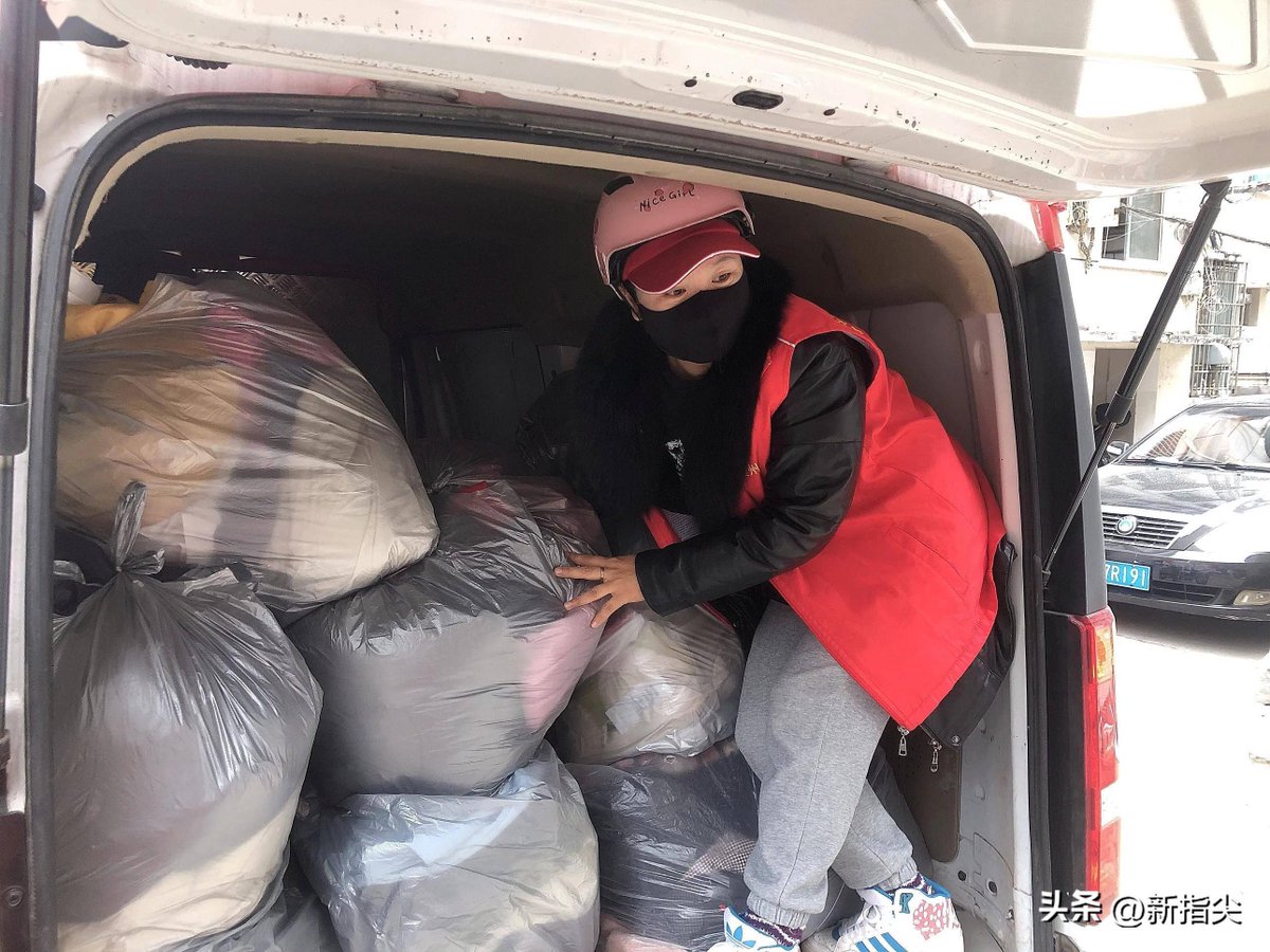 samihayes914741's tweet photo. Just spent 3 sunny hours sorting donated winter clothes at the community center! Seeing a kid try on a warm coat with a big smile Total win. Grateful for tiny, meaningful acts that make a real difference.  #VolunteerLife #CommunityHelp， https://t.co/EDEm7OVzKe