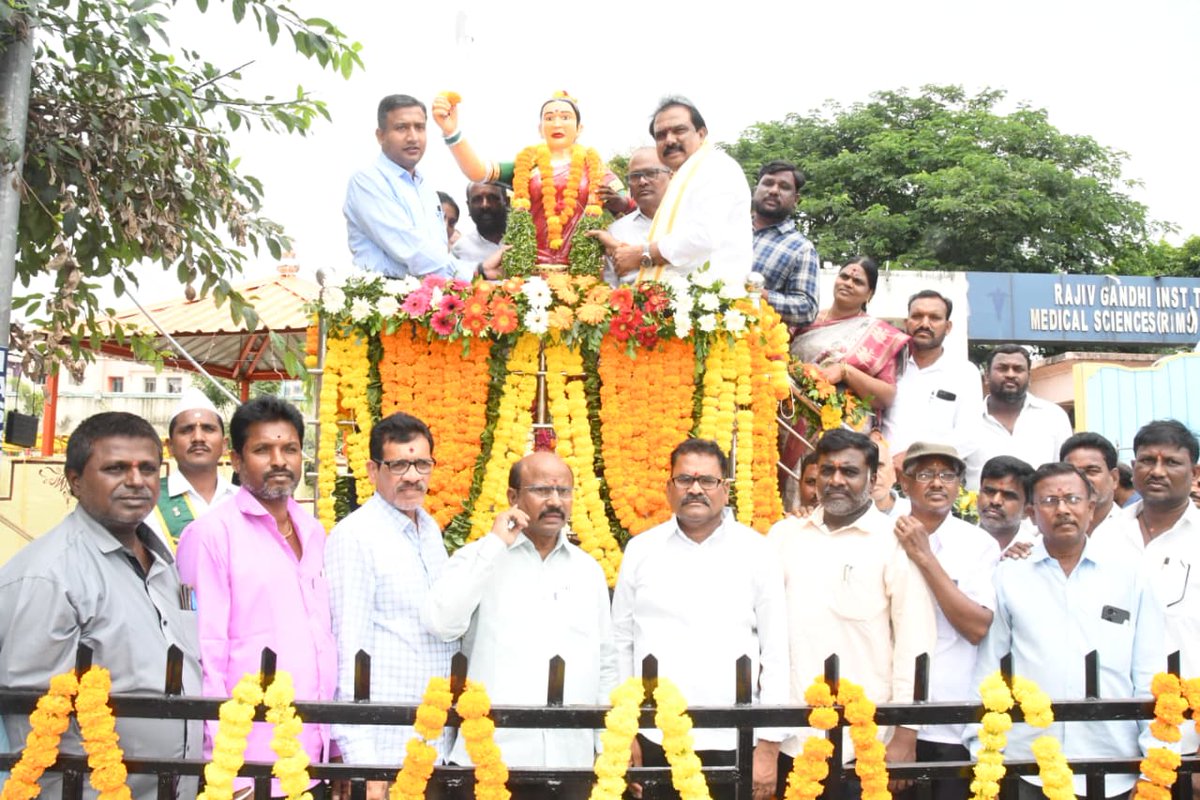 Collector_ADB's tweet photo. శనివారం వెనుకబడిన తరగతుల అభివృద్ధి శాఖ ఆధ్వర్యంలో స్థానిక రిమ్స్ ఆసుపత్రి వద్ద వీరనారి చాకలి ఐలమ్మ 131వ జయంతి ఉత్సవాలను జిల్లాలో ఘనంగా నిర్వహించారు. 

ఈ కార్యక్రమానికి జిల్లా కలెక్టర్ రాజర్షి షా, ఎమ్మెల్యే పాయల్ శంకర్ ముఖ్య అతిథులుగా హాజరై చాకలి ఐలమ్మ విగ్రహానికి పూలమాలలు వేసి ఘనంగా నివాళులర్పించారు. 

ఈ కార్యక్రమంలో అదనపు కలెక్టర్ ఆర్ఎస్ చిత్రు, మున్సిపల్ చైర్మన్ బండారి అనూష, ఇతర అధికారులు తదితరులు పాల్గొన్నారు,
#ADILABAD #GovernmentOfTelangana #IPRTELANGANA #TelanganaRising2047 #TelanganaRising #Telangana #ChakaliIlamma
#IlammaJayanthi #PorataSpoorthi #TelanganaVeeraNari

@TelanganaCMO
@TelanganaCS
@CPRO_TGCM
@Bhatti_Mallu
@INC_Ponguleti
@Ponnam_INC
@jupallyk_rao
@seethakkaMLA
@RajarshiShahIAS
@cdmatelangana
@DMCellTS
@DigitalMediaTG
@EmergingTechTS
@MinOfCultureGoI
@NewsArenaIndia
@NewsMeter_in
@tsdamindia
@PIBCulture
@CBC_MIB
@PIBHindi
@PIB_India
@MIB_India
@PTI_News
@DCsofIndia
@DDNewslive
@DDNational
@IasTelangana
@IPRTelangana
@PIBFactCheck
@PTINews_Bhasha