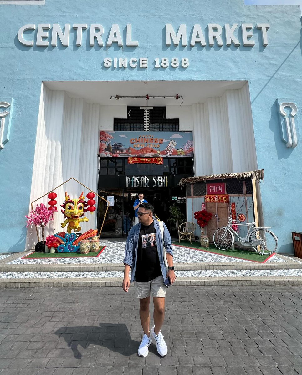 LeonardoLenort's tweet photo. When I’m gone, speak openly about my shortcomings and flaws. Learn from them—I’ll have no ego left to hurt. Stay casual and cool in a T-shirt by Calla the Label. Petaling Street, Malaysia. https://t.co/O7UWwqDNMF
