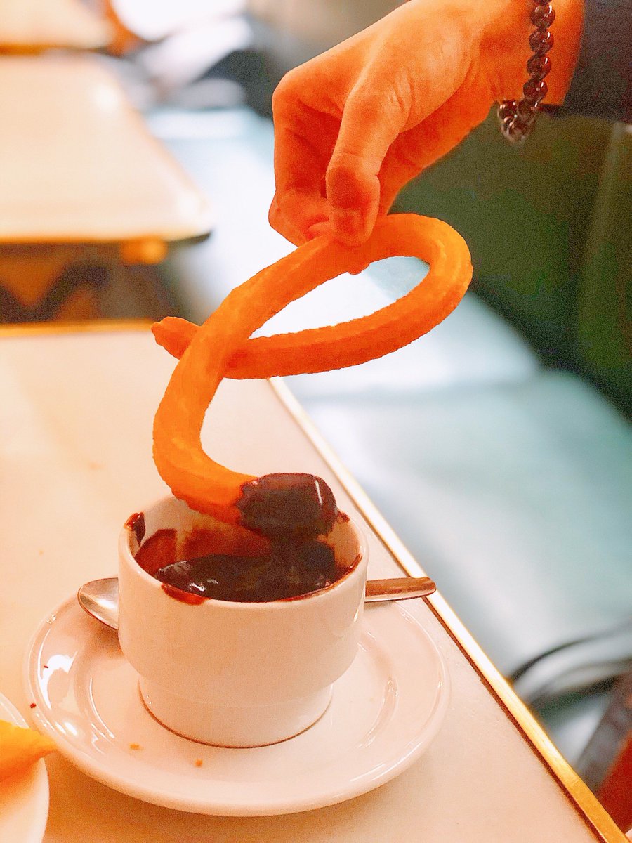 ChayaSlownjot's tweet photo. Qué rico churros recién hechos con chocolate! Comparto estos dulces crujientes con mis amigos, nada mejor que compartir snacks para alegrar el día!， https://t.co/BVH7seae7t