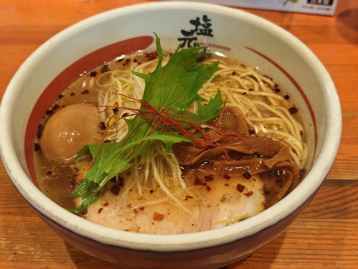 graphy777's tweet photo. 塩元帥さん
天然塩ラーメン+味玉子 https://t.co/1a3SEesXMu